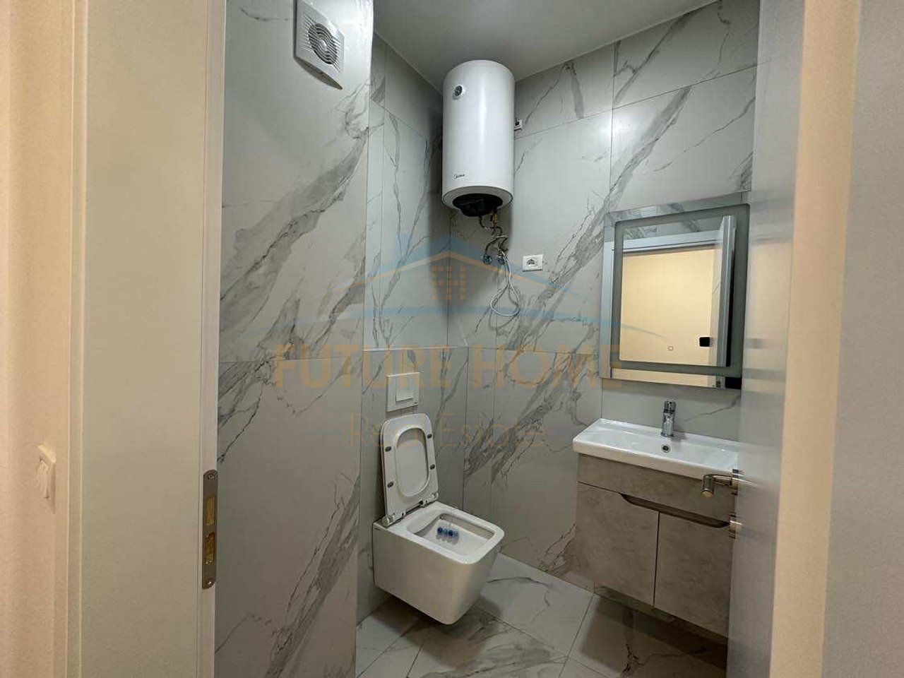 Apartament 2+1+2+Parkim për Qera, ndodhet pranë Vilës L, në zonën e Unazës së Re, Tiranë.
