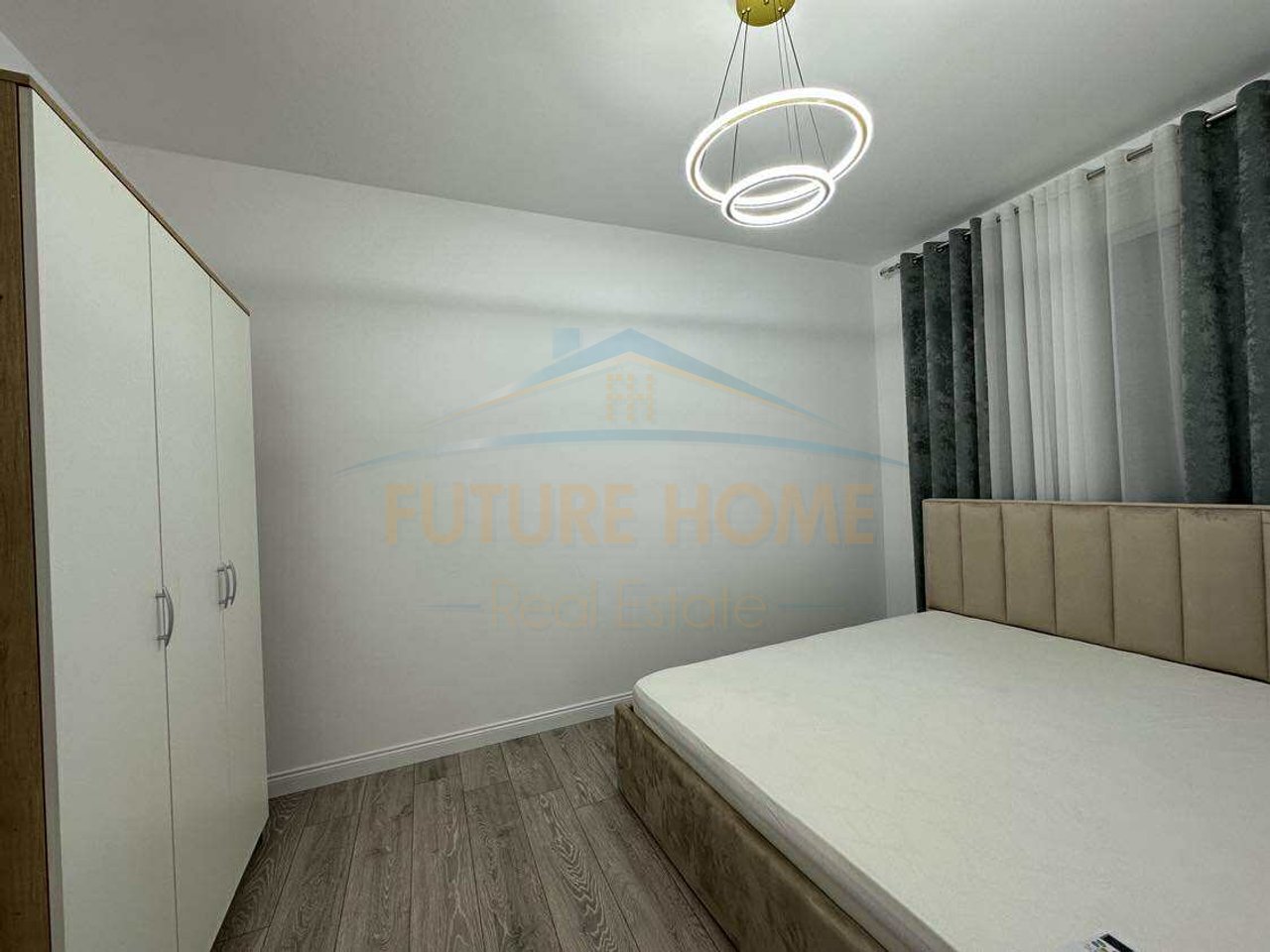 Apartament 2+1+2+Parkim për Qera, ndodhet pranë Vilës L, në zonën e Unazës së Re, Tiranë.