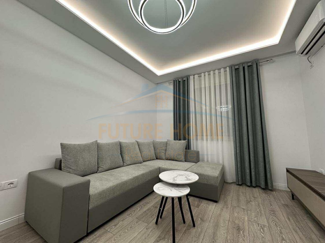 Apartament 2+1+2+Parkim për Qera, ndodhet pranë Vilës L, në zonën e Unazës së Re, Tiranë.