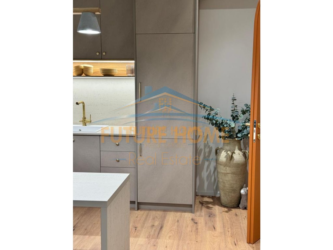Qira, Apartment 2+1, Myslym Shyr