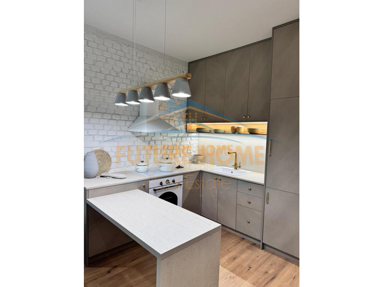 Qira, Apartment 2+1, Myslym Shyr