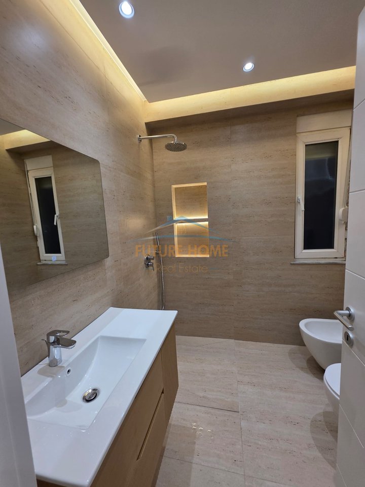 Shitet, Apartament 2+1+2, pranë në Ish Ekspozita, Tiranë