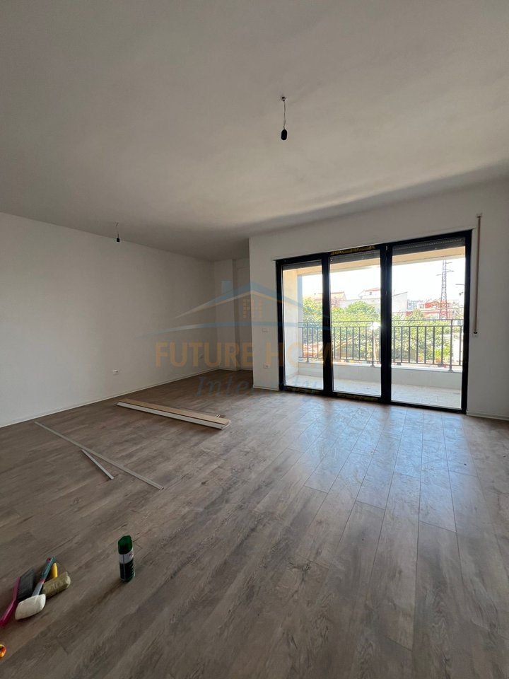 Shitet, Apartament 1+1, Kompleksi Ndregjoni, Tiranë.