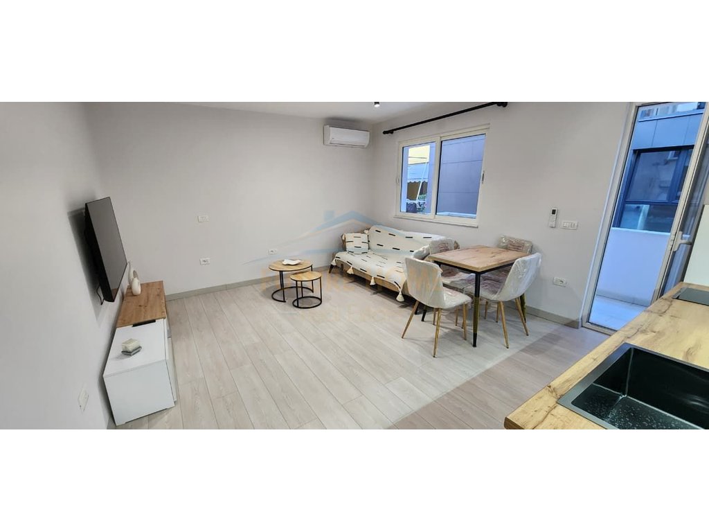 Qira, Appartamento 1+1, Vicino alla Piramide, Tirana