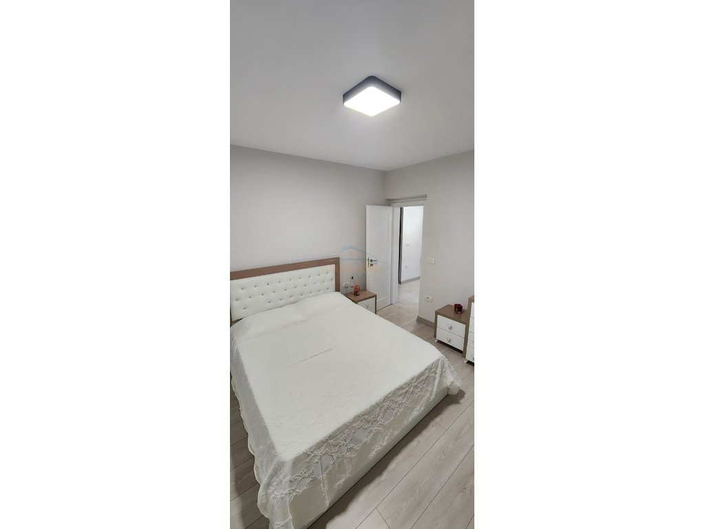 Qira, Appartamento 1+1, Vicino alla Piramide, Tirana