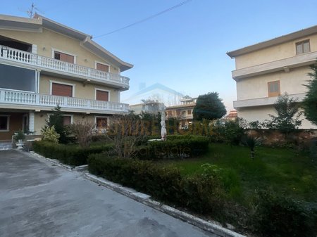 Shitet, Shtepi Private, Prane Galaktikut, Durrës