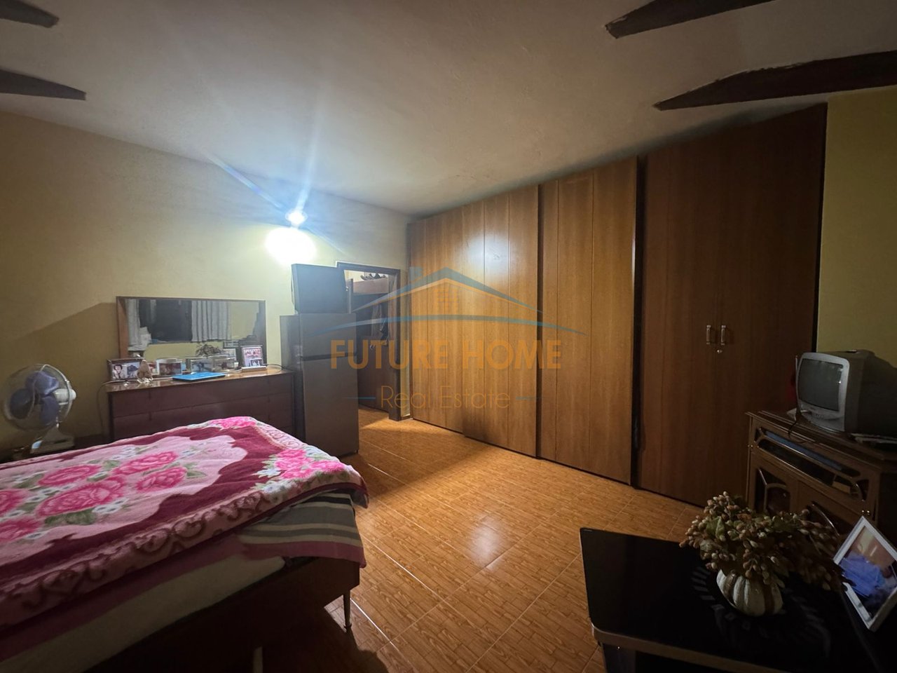 Shitet, Apartament 3+1+2, Rruga 4 Deshmorët, Tiranë.
.