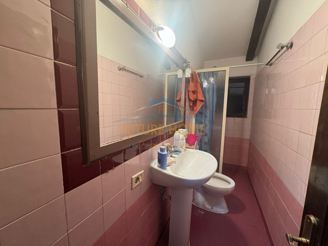 Shitet, Apartament 3+1+2, Rruga 4 Deshmorët, Tiranë.
.