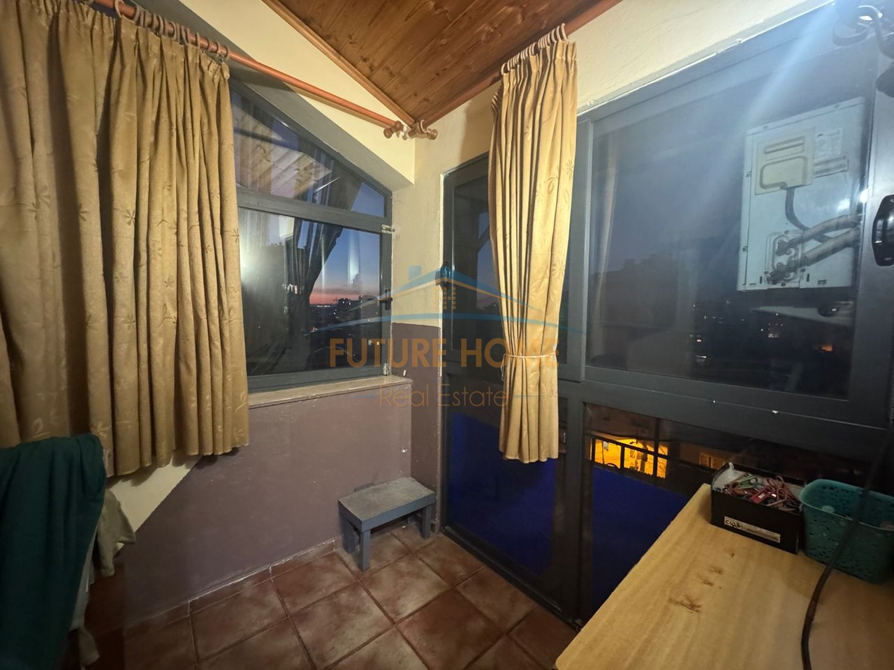 Shitet, Apartament 3+1+2, Rruga 4 Deshmorët, Tiranë.
.