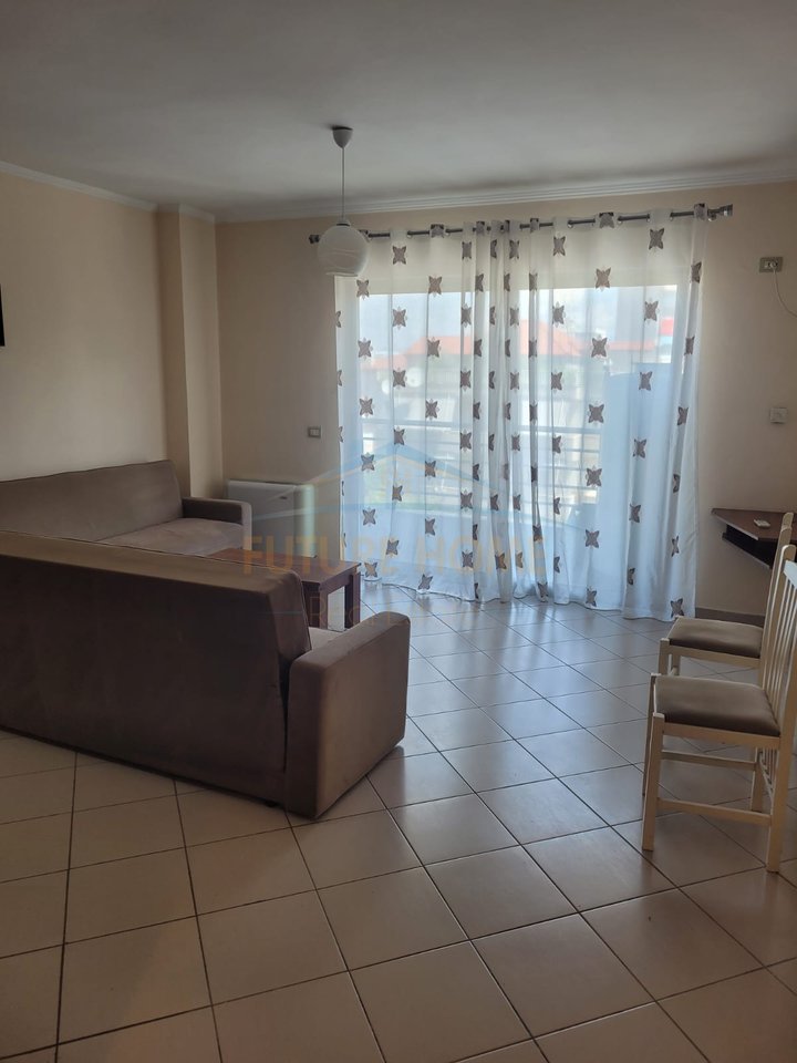 Shitet, Apartament 1+1, Komuna e Parisit