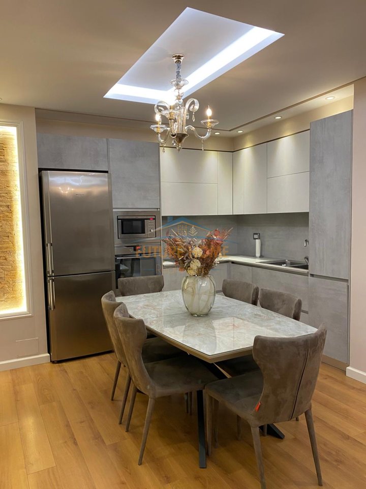 Qera, Apartament 3+1+2+Post parkimi, Kinostudio, Tiranë.