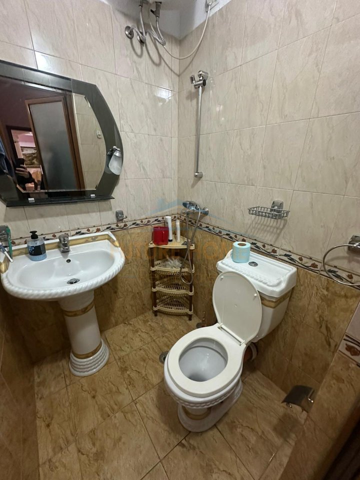 Shitet, Apartament 3+1+2, Rruga Kongresi Manastirit, Tirane.
