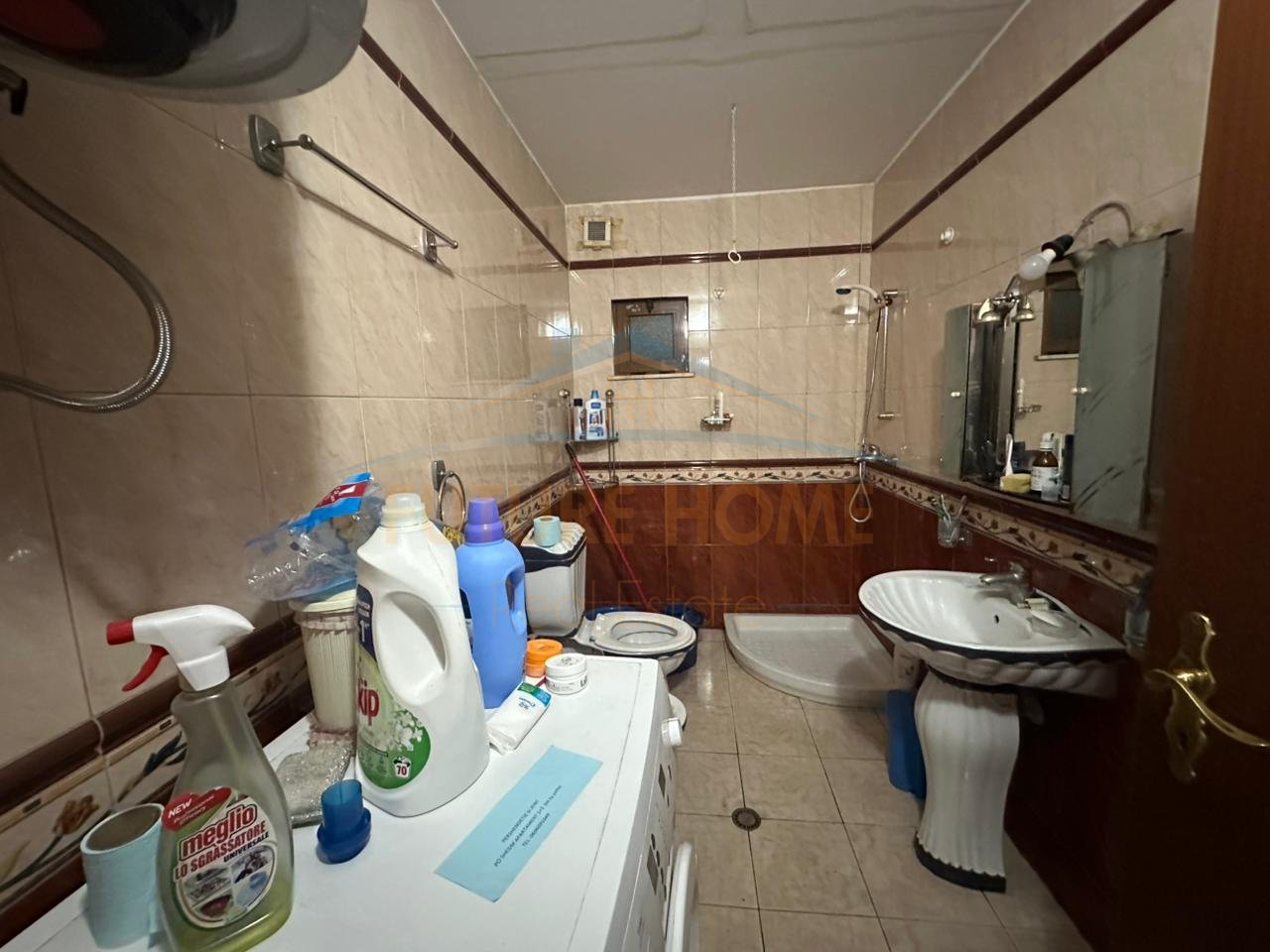 Shitet, Apartament 3+1+2, Rruga Kongresi Manastirit, Tirane.