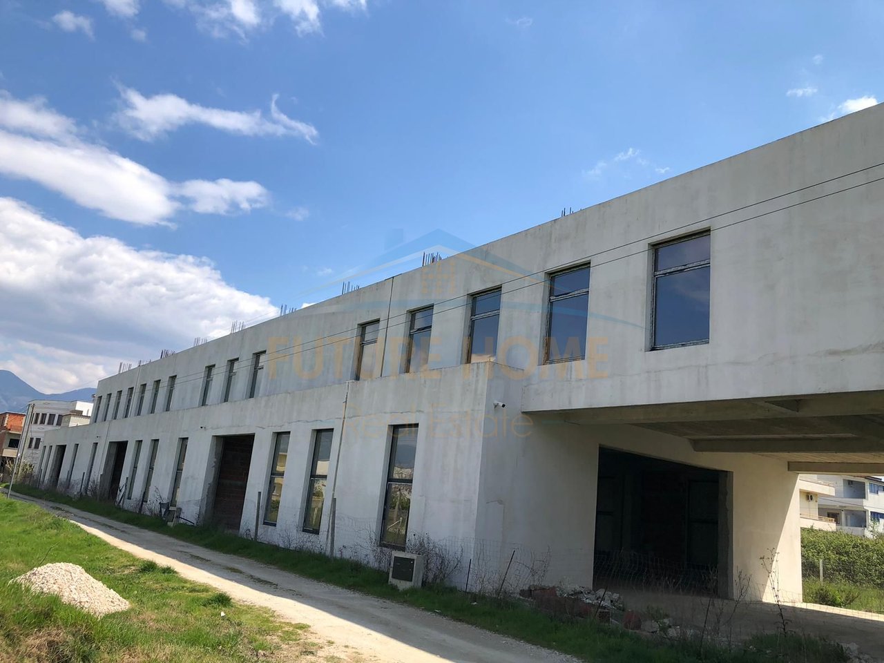 Affitto, Capannone, Kamëz