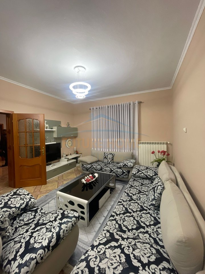 Shitet, Shtepi Private, Prane Galaktikut, Durrës