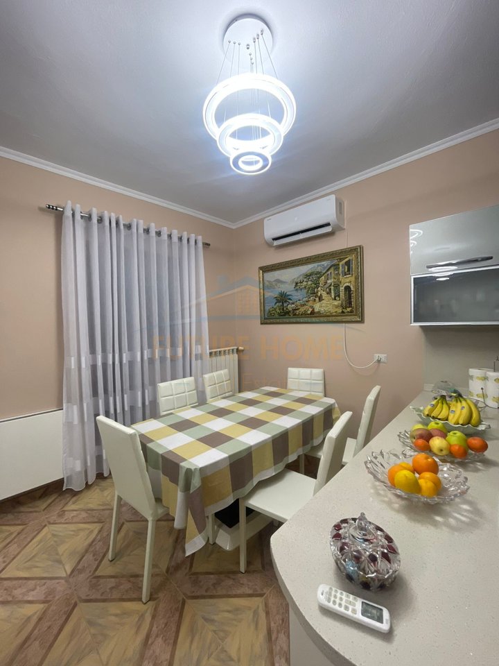 Shitet, Shtepi Private, Prane Galaktikut, Durrës