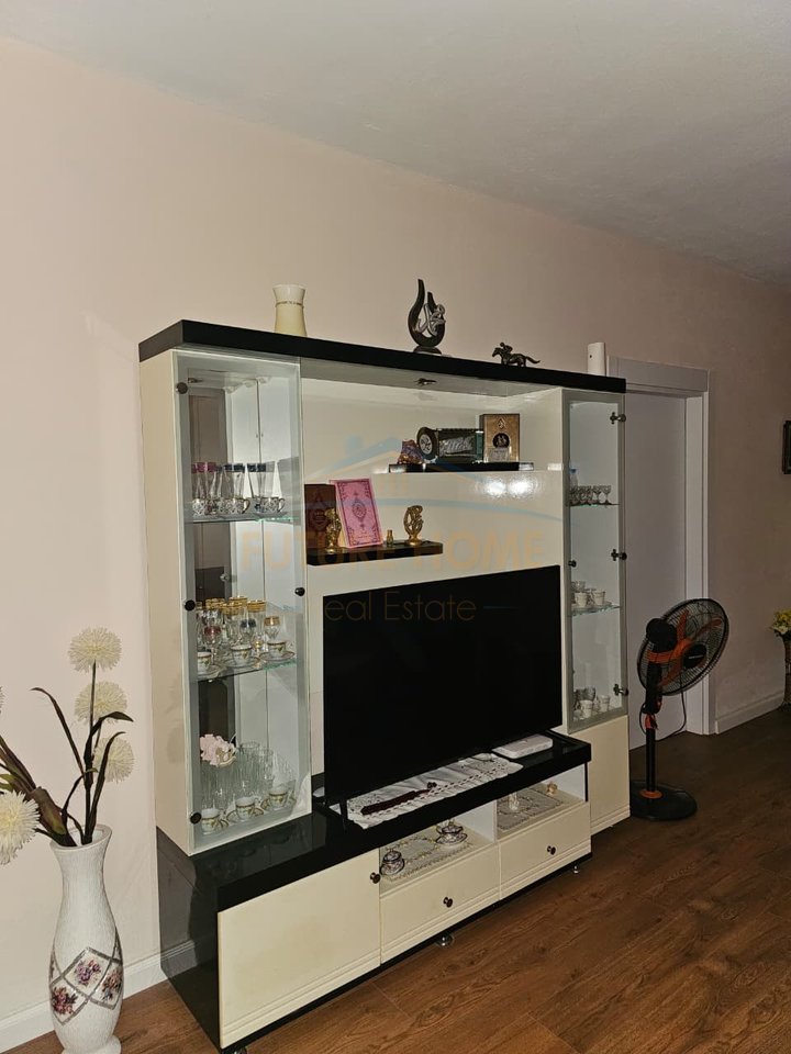 Shitet, Apartament 2+1, Pranë UKD, Durrës