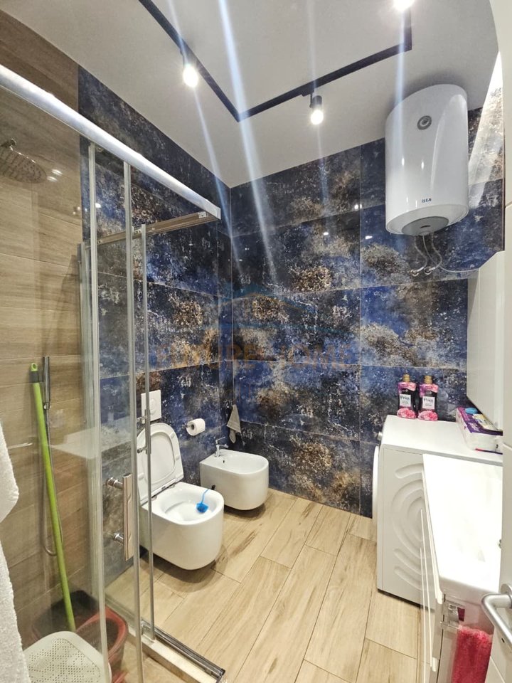 Shitet, Apartament 2+1+ Post Parkimi, Stacioni Trenit, Durres