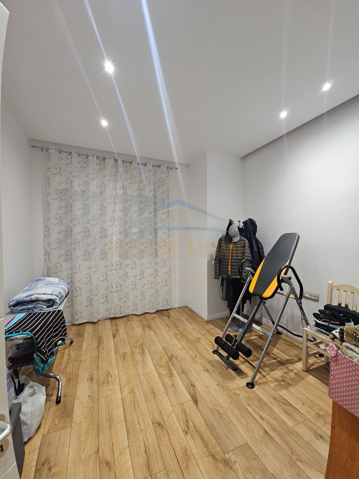 Shitet, Apartament 2+1+ Post Parkimi, Stacioni Trenit, Durres