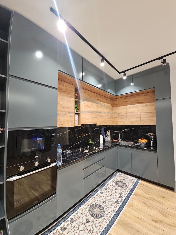 Shitet, Apartament 2+1+ Post Parkimi, Stacioni Trenit, Durres