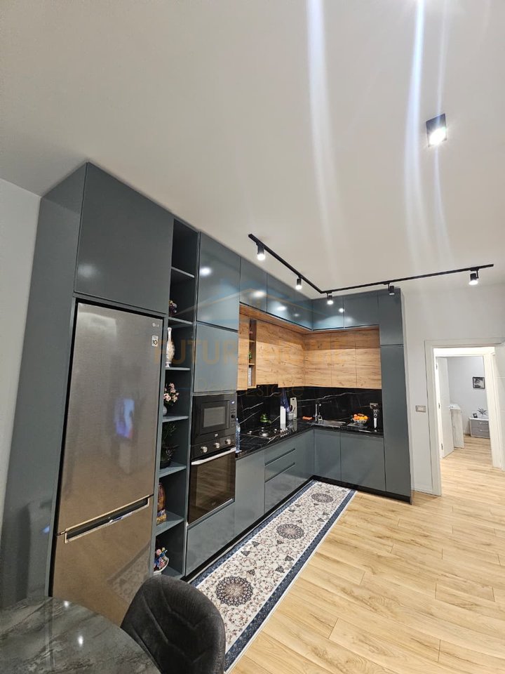 Shitet, Apartament 2+1+ Post Parkimi, Stacioni Trenit, Durres