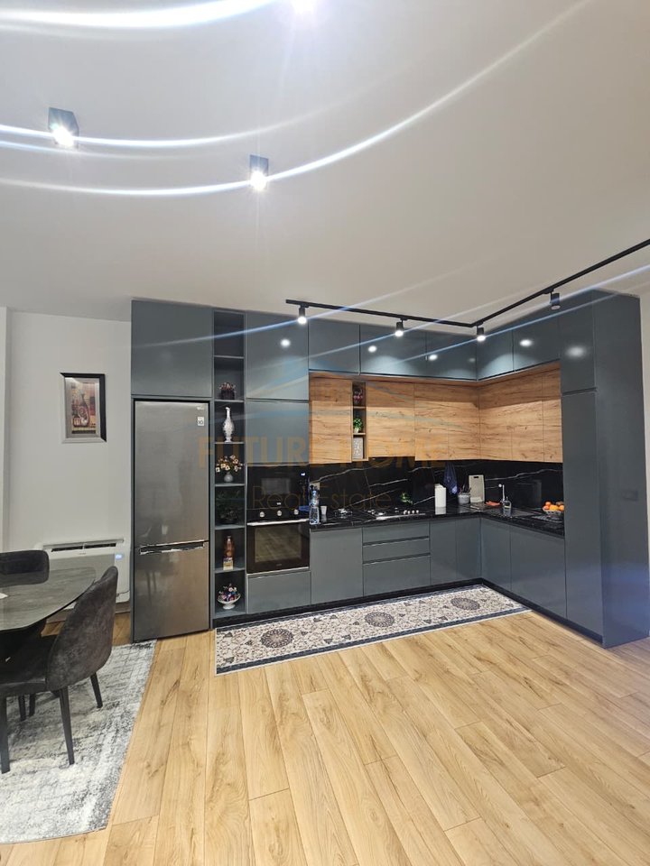 Shitet, Apartament 2+1+ Post Parkimi, Stacioni Trenit, Durres