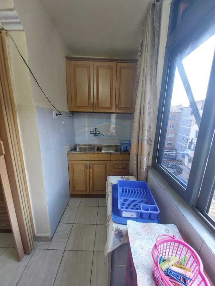 Shitet, Apartament 1+1, Ish Tregu Elektrik, Tiranë.
