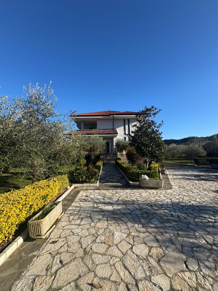 In vendita, Villa su 2 piani, Marikaj.