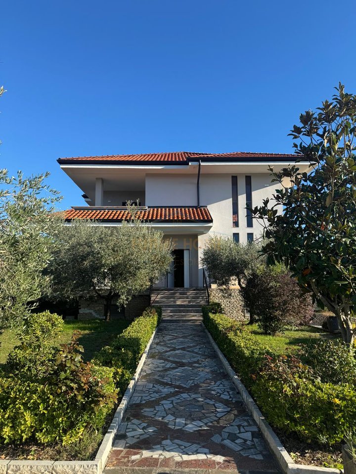 In vendita, Villa su 2 piani, Marikaj.