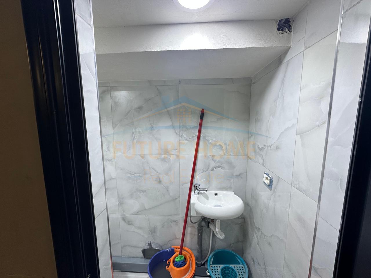 Qera, Ambient Zyre, Tregu Çam,Tiranë.