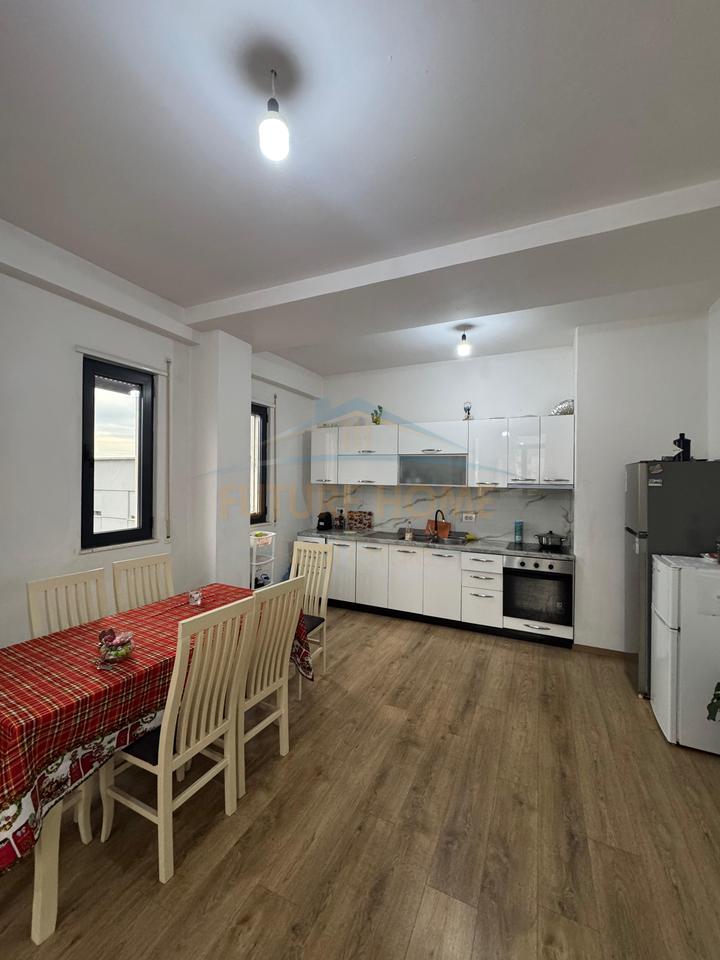 Shitet , Apartament 2+1+2+ Post Parkimi, Porcelan, Tirane