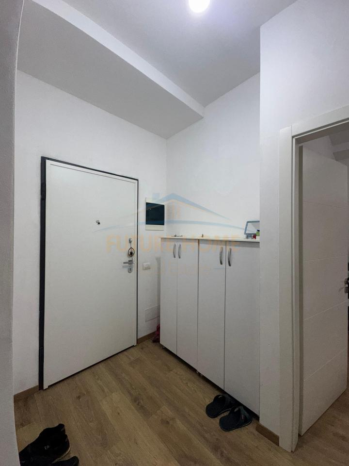Shitet , Apartament 2+1+2+ Post Parkimi, Porcelan, Tirane