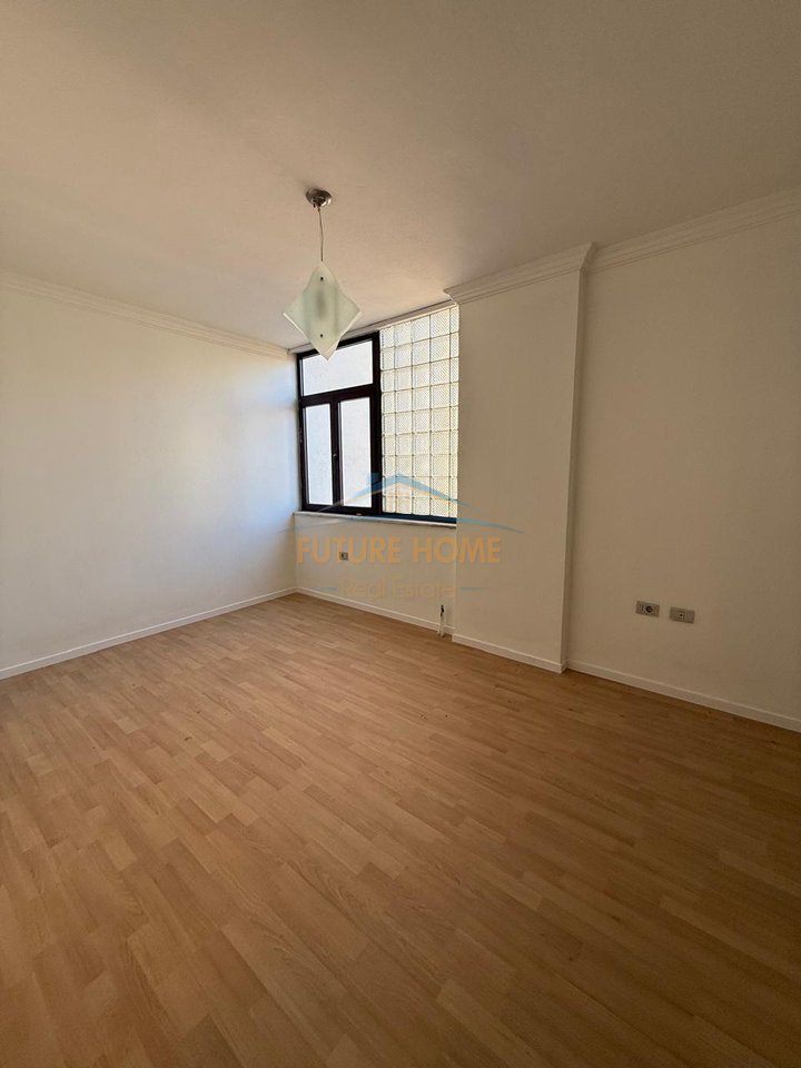 Shitet, Apartament 2+1, Shkolla e Kuqe, Tirane