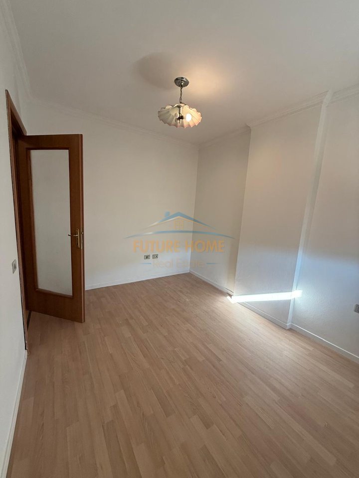 Shitet, Apartament 2+1, Shkolla e Kuqe, Tirane