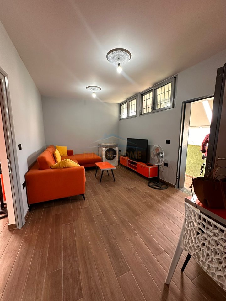 Qera , Shtëpi Private 1+1, Lagja ¨10 Korriku¨ , Vlore