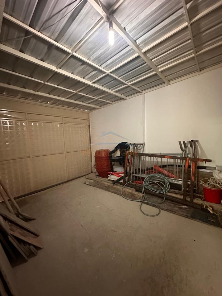 Shitet, Apartament 2+1, Lagjia 10 korriku ,Vlore, Centrale