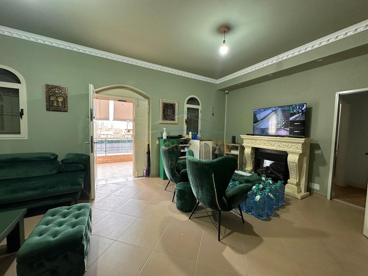 Shitet, Apartament 2+1, Lagjia 10 korriku ,Vlore, Centrale