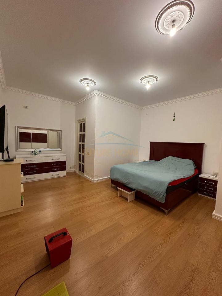 Shitet, Apartament 2+1, Lagjia 10 korriku ,Vlore, Centrale