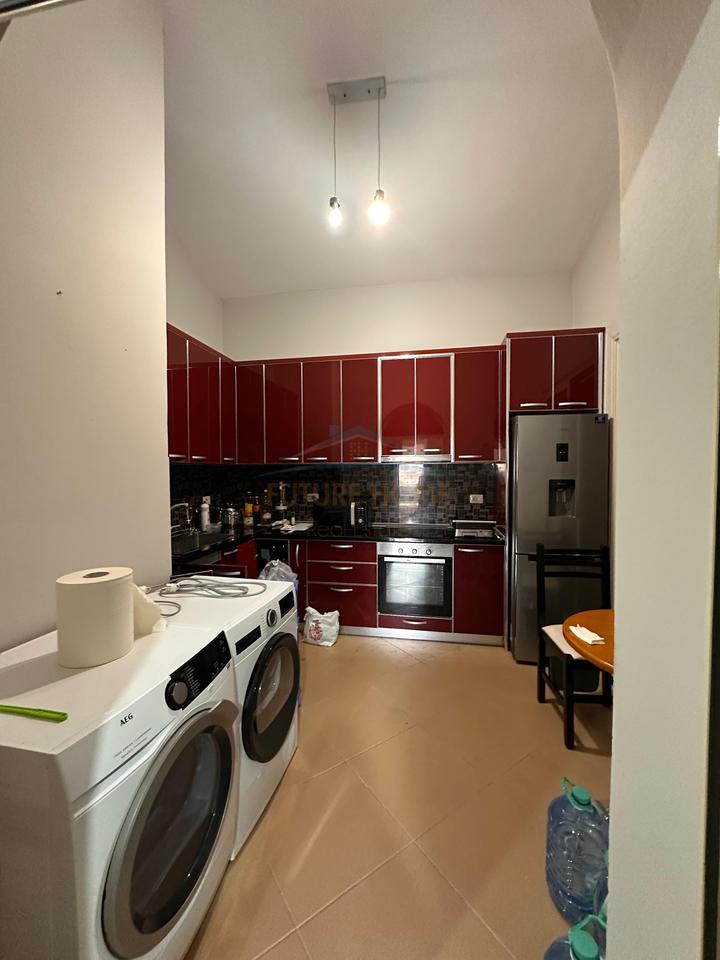 Shitet, Apartament 2+1, Lagjia 10 korriku ,Vlore, Centrale