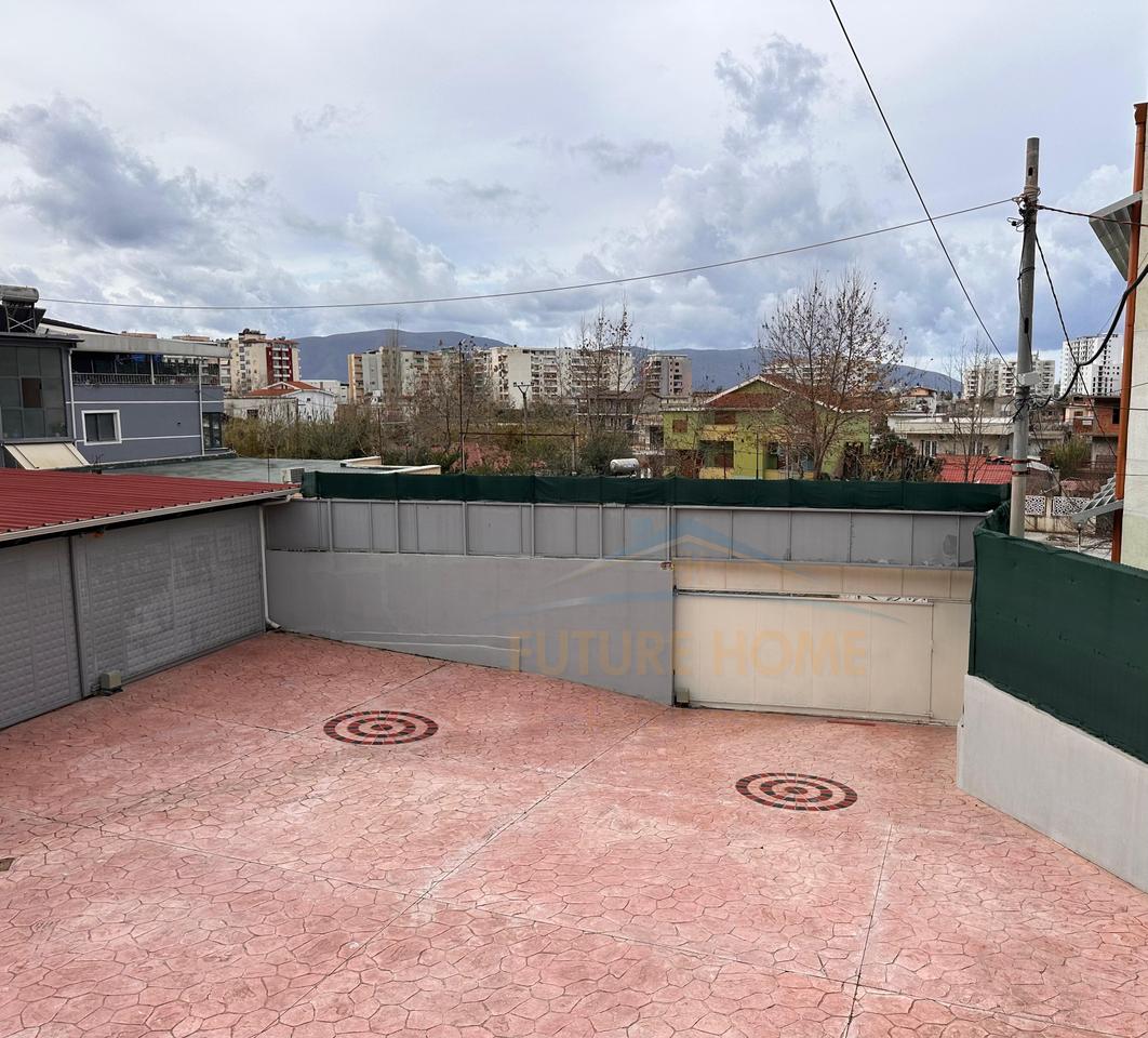 Shitet, Apartament 2+1, Lagjia 10 korriku ,Vlore, Centrale