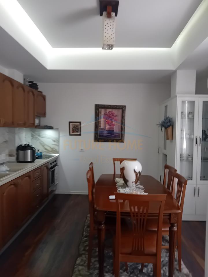 In vendita, Villa su 2 piani, Via Jorgo Plaku. Tirana