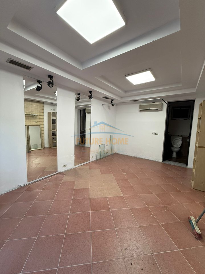 Qera, Ambient Biznesi, Bulevardi Bajram Curri, Tiranë.