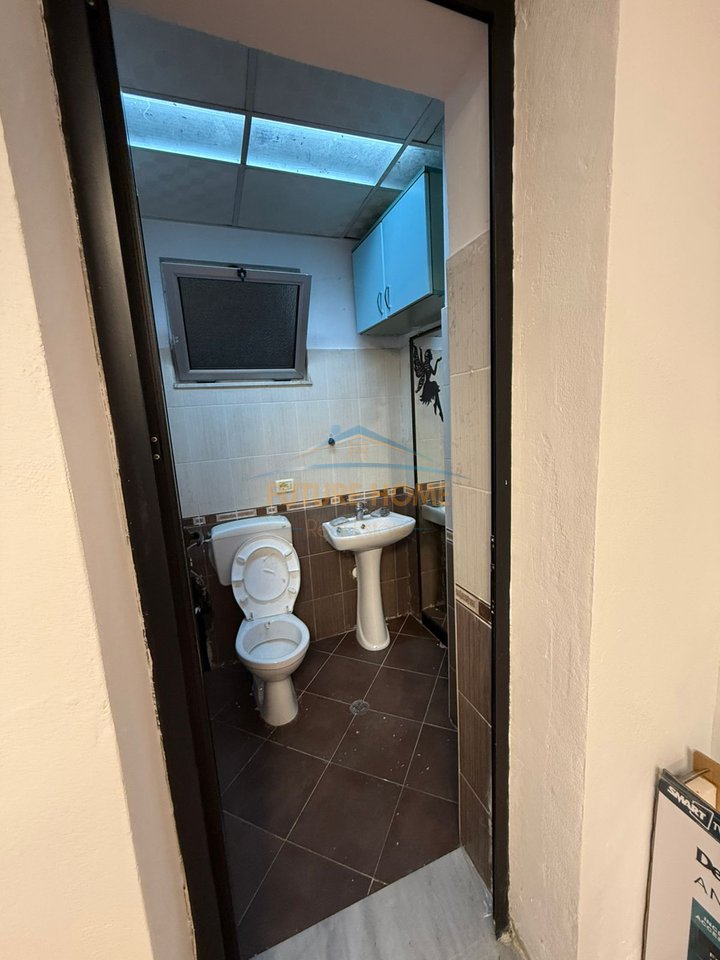 Qera, Ambient Biznesi, Bulevardi Bajram Curri, Tiranë.