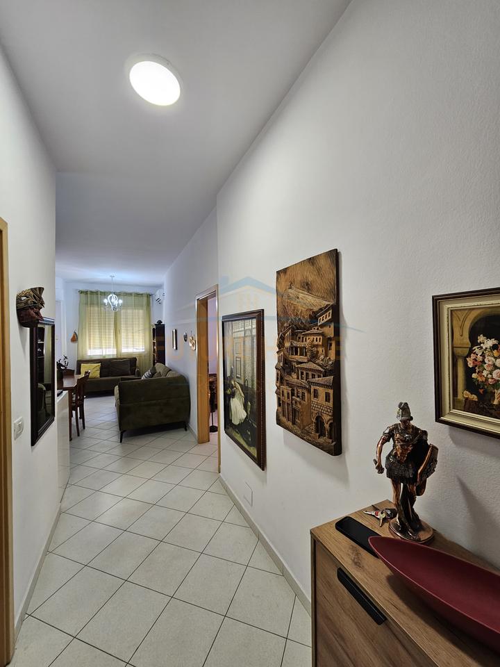 Qira, Appartamento 1+1+2 Balconi, Shkembi Kavajes, Durazzo