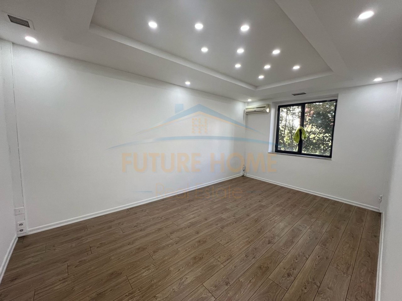 Qera, Business Environment, Zogu I Boulevard
