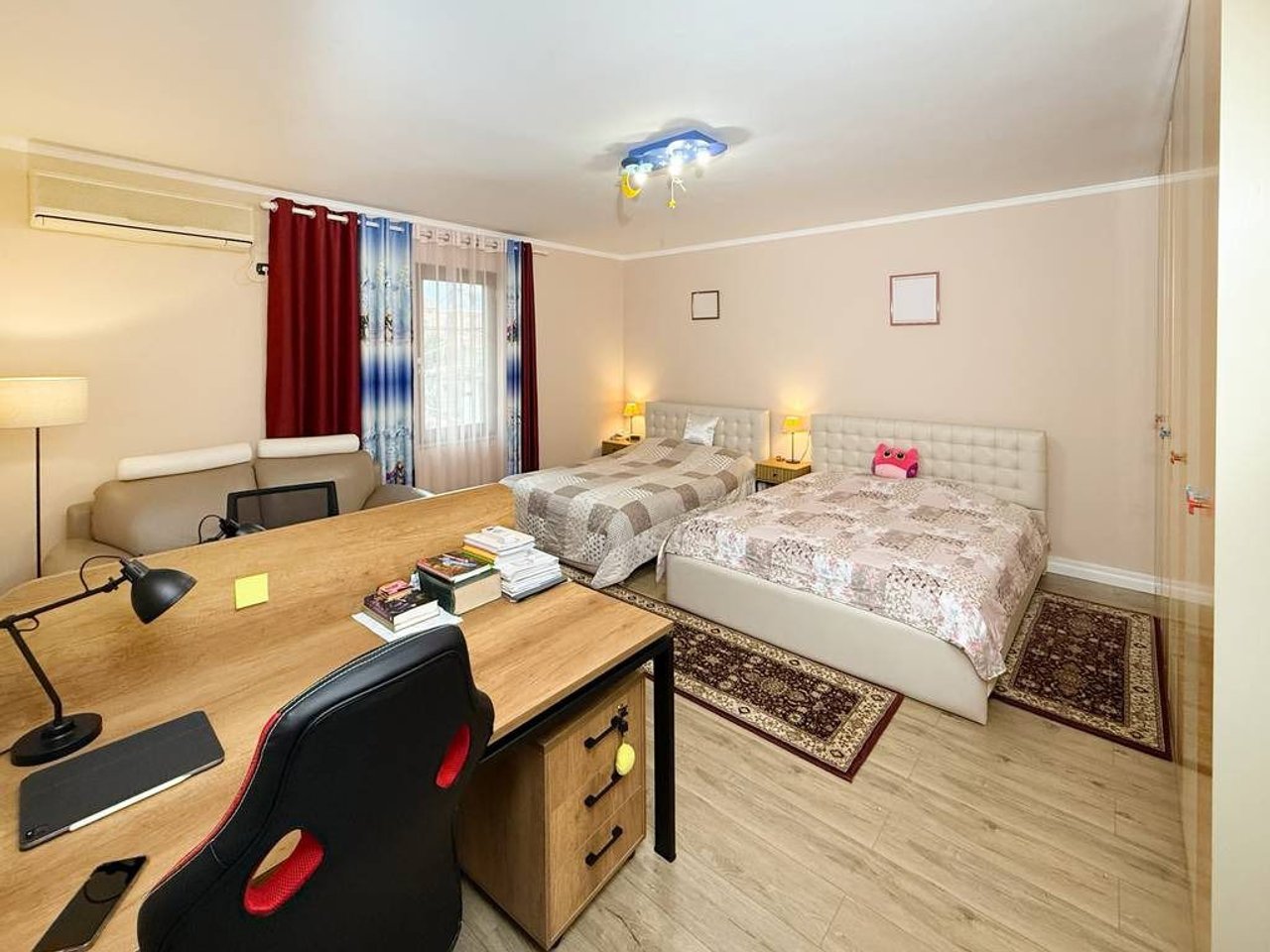 Qera, Godine 4-katëshe, Shkolla e Kuqe, Tiranë.