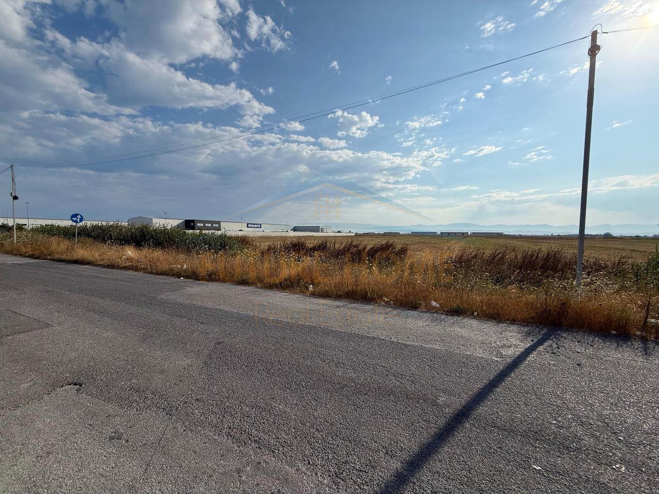 Shitet, Toke, Pranë Eco Park, Durrës.