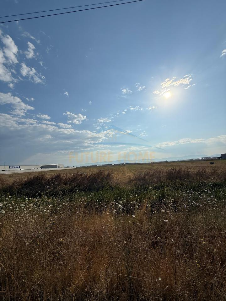 Shitet, Toke, Pranë Eco Park, Durrës.