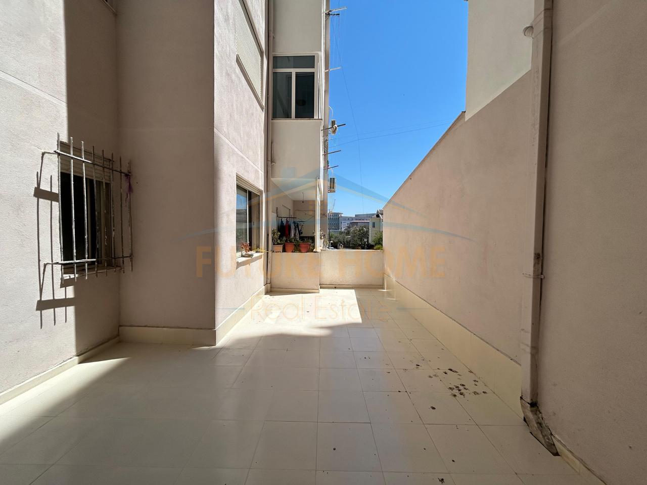 Shitet, Apartament 2+1+2, prane Ish URT, Durres