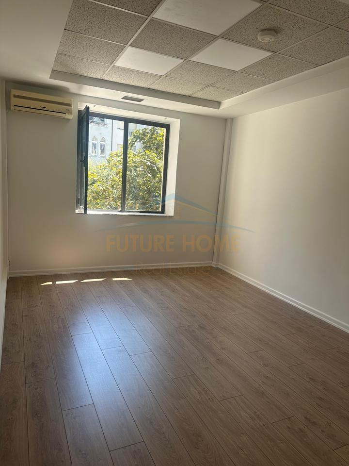 Qera, Business Environment, Zogu I Boulevard